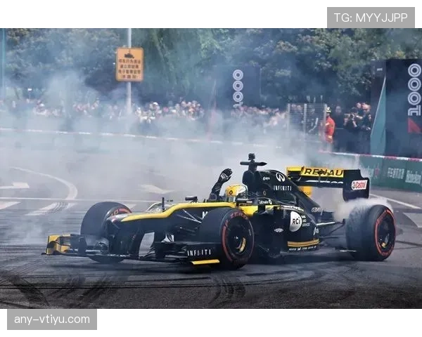 瑞安·洛赫特居然开起了私人豪车队，泳池边喝咖啡真不是一般人玩得起